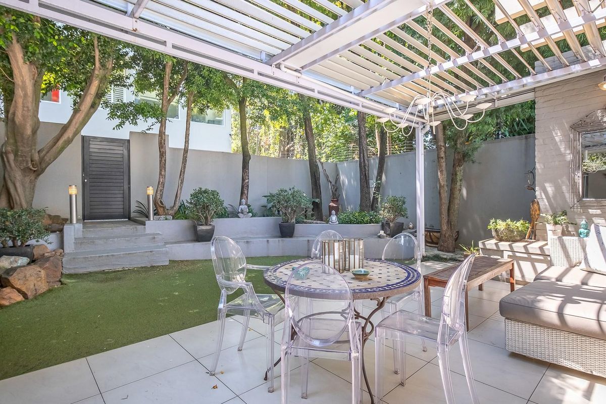 Stylish Townhouse Living Between Melrose Arch and Sandton City - Photo 2