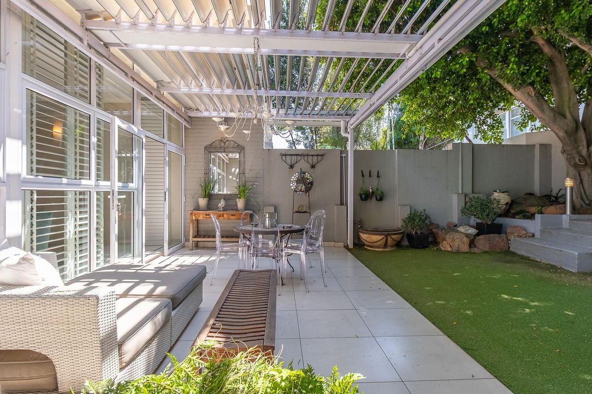 Stylish Townhouse Living Between Melrose Arch and Sandton City - Photo 4