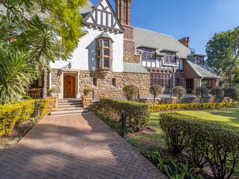 Tudor-Style Ambassadorial Villa - Refined Elegance and Modern Comfort - Photo 1