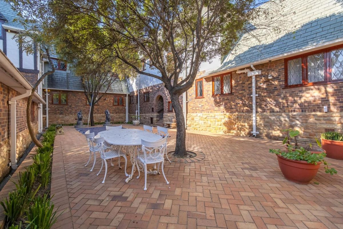 Tudor-Style Ambassadorial Villa - Refined Elegance and Modern Comfort - Photo 5
