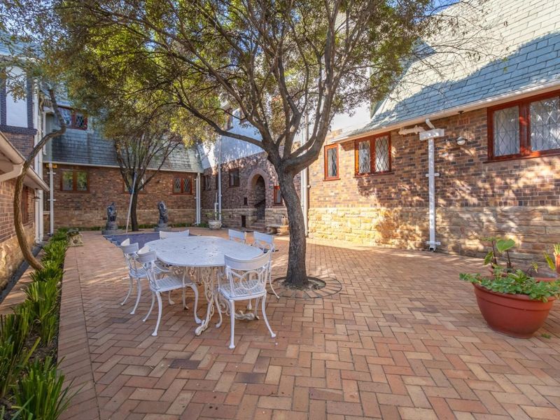 Tudor-Style Ambassadorial Villa - Refined Elegance and Modern Comfort - Photo 5