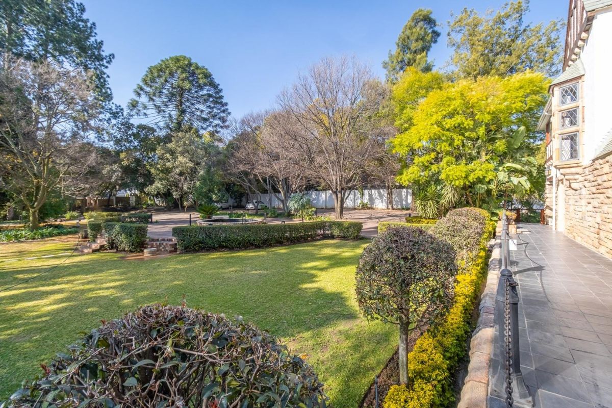 Tudor-Style Ambassadorial Villa - Refined Elegance and Modern Comfort - Photo 4
