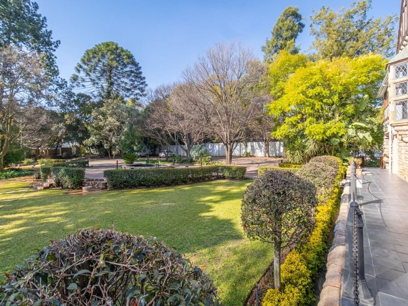 Tudor-Style Ambassadorial Villa - Refined Elegance and Modern Comfort - Photo 4