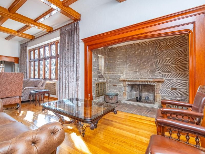 Tudor-Style Ambassadorial Villa - Refined Elegance and Modern Comfort - Photo 9