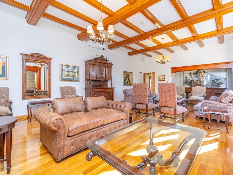 Tudor-Style Ambassadorial Villa - Refined Elegance and Modern Comfort - Photo 8
