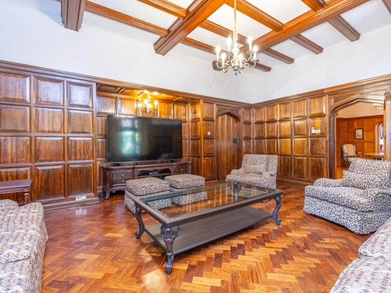 Tudor-Style Ambassadorial Villa - Refined Elegance and Modern Comfort - Photo 7