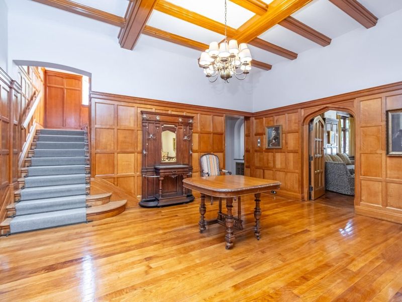 Tudor-Style Ambassadorial Villa - Refined Elegance and Modern Comfort - Photo 6