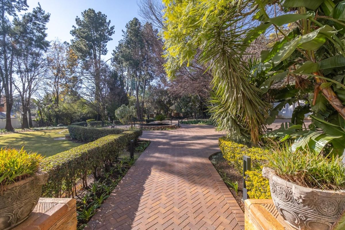 Tudor-Style Ambassadorial Villa - Refined Elegance and Modern Comfort - Photo 2
