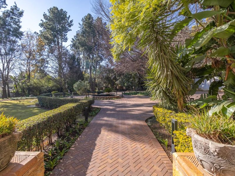 Tudor-Style Ambassadorial Villa - Refined Elegance and Modern Comfort - Photo 2