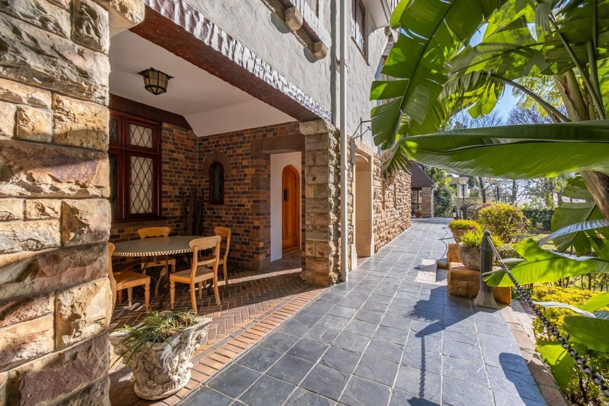 Tudor-Style Ambassadorial Villa - Refined Elegance and Modern Comfort - Photo 3