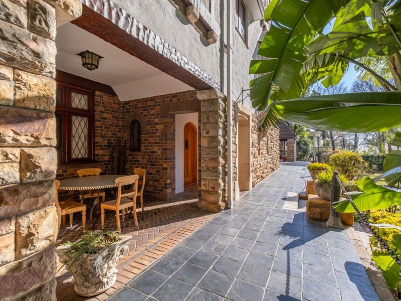 Tudor-Style Ambassadorial Villa - Refined Elegance and Modern Comfort - Photo 3