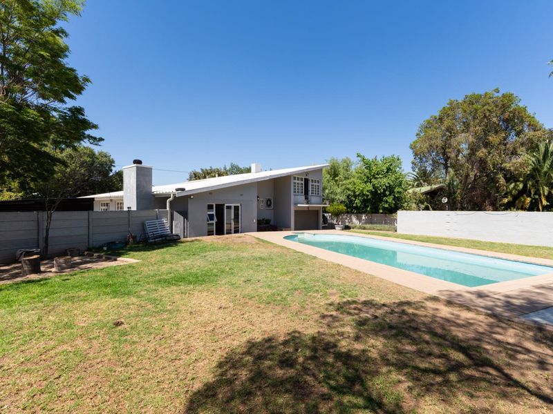 Spacious Family Home in the Sought-After Avenues - Photo 4