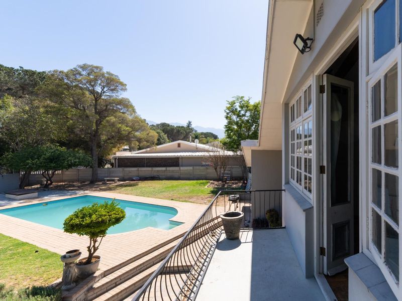 Spacious Family Home in the Sought-After Avenues - Photo 9