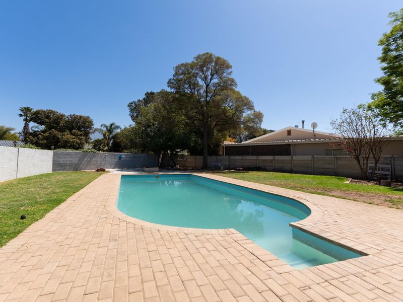 Spacious Family Home in the Sought-After Avenues - Photo 7