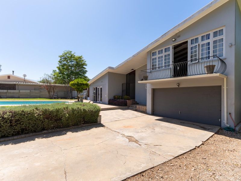 Spacious Family Home in the Sought-After Avenues - Photo 2