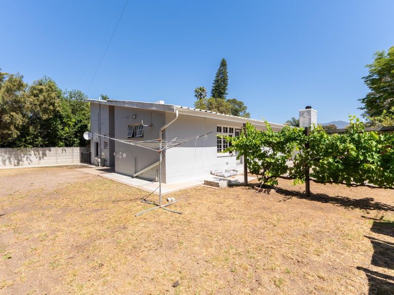 Spacious Family Home in the Sought-After Avenues - Photo 6