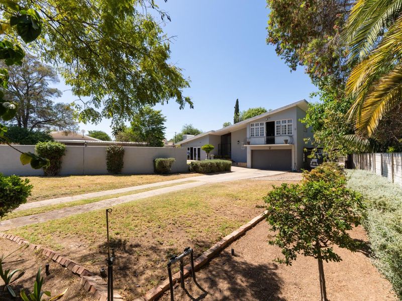 Spacious Family Home in the Sought-After Avenues - Photo 3