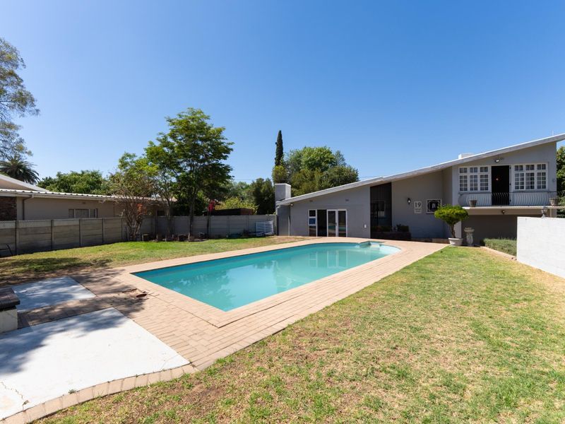 Spacious Family Home in the Sought-After Avenues - Photo 1