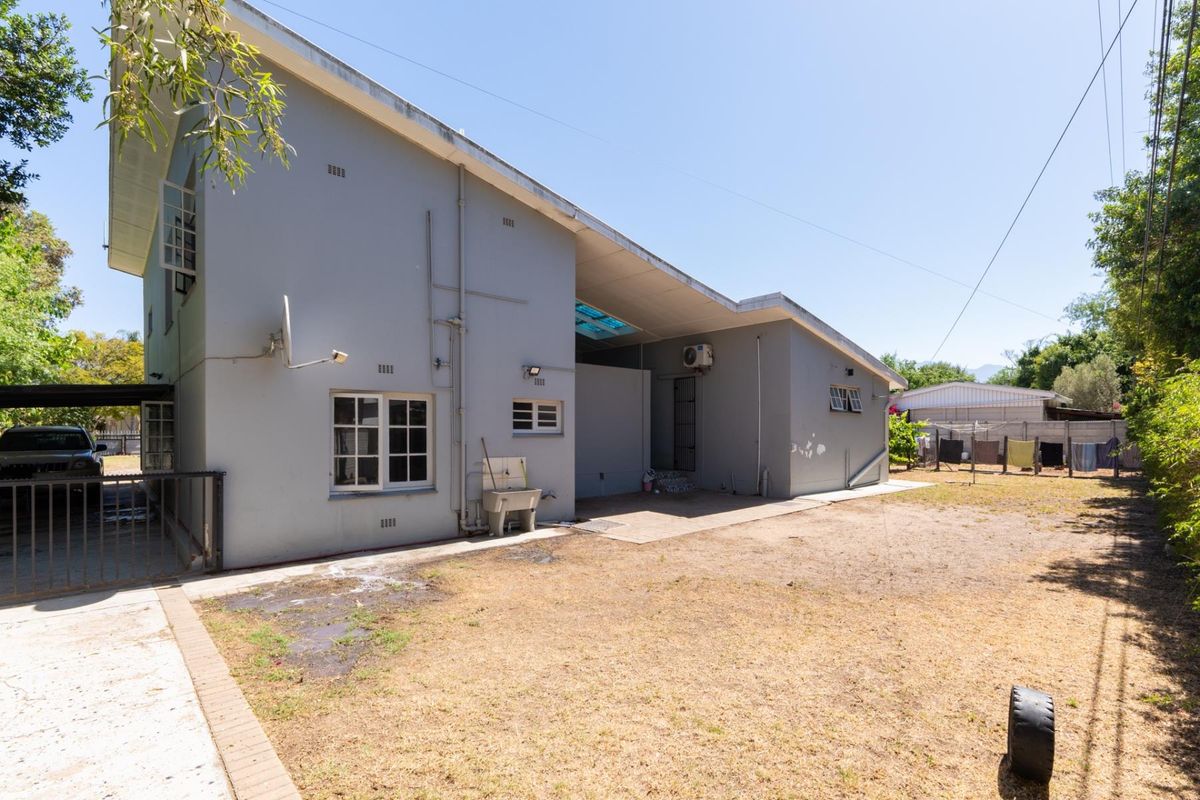 Spacious Family Home in the Sought-After Avenues - Photo 5