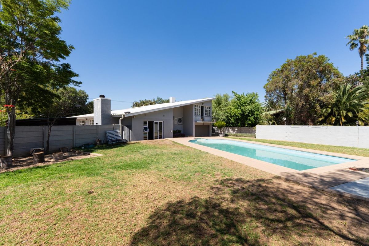 Spacious Family Home in the Sought-After Avenues - Photo 4
