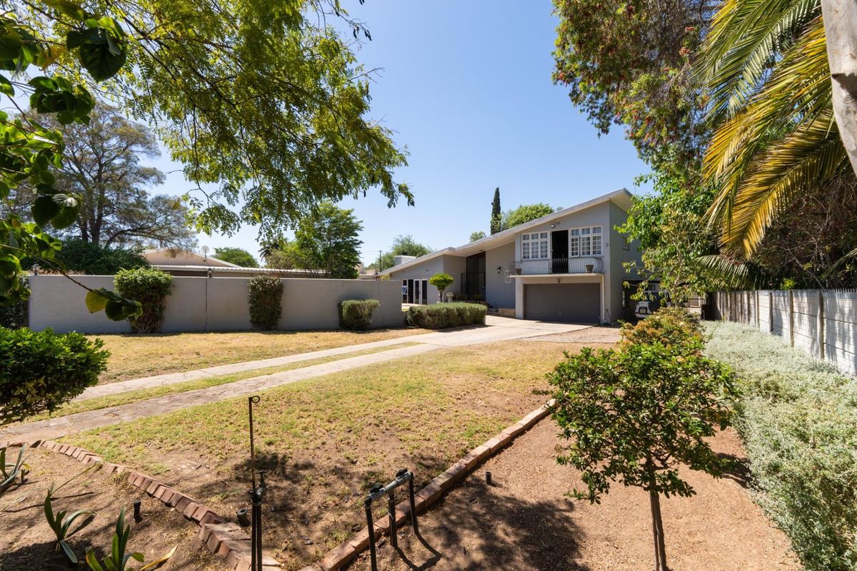 Spacious Family Home in the Sought-After Avenues - Photo 3