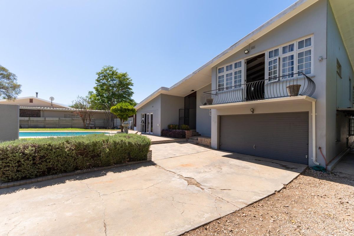 Spacious Family Home in the Sought-After Avenues - Photo 2
