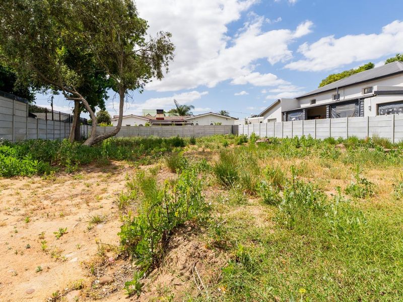 Prime 770m2 Vacant Plot for Sale - Photo 1