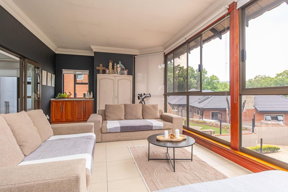 Exceptional 4-Bedroom Home in Prime Position - Ultimate Privacy and Luxury Living - Photo 2