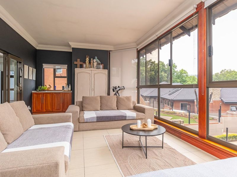 Exceptional 4-Bedroom Home in Prime Position - Ultimate Privacy and Luxury Living - Photo 2