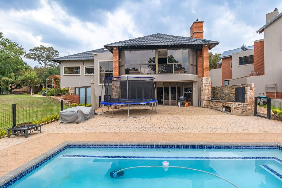 Exceptional 4-Bedroom Home in Prime Position - Ultimate Privacy and Luxury Living - Photo 3