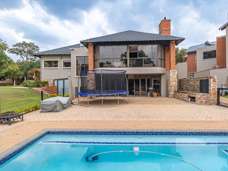 Exceptional 4-Bedroom Home in Prime Position - Ultimate Privacy and Luxury Living - Photo 3