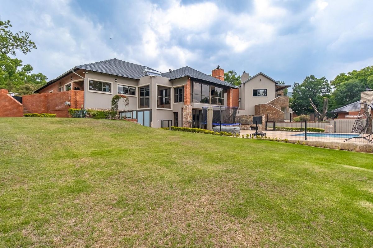 Exceptional 4-Bedroom Home in Prime Position - Ultimate Privacy and Luxury Living - Photo 4