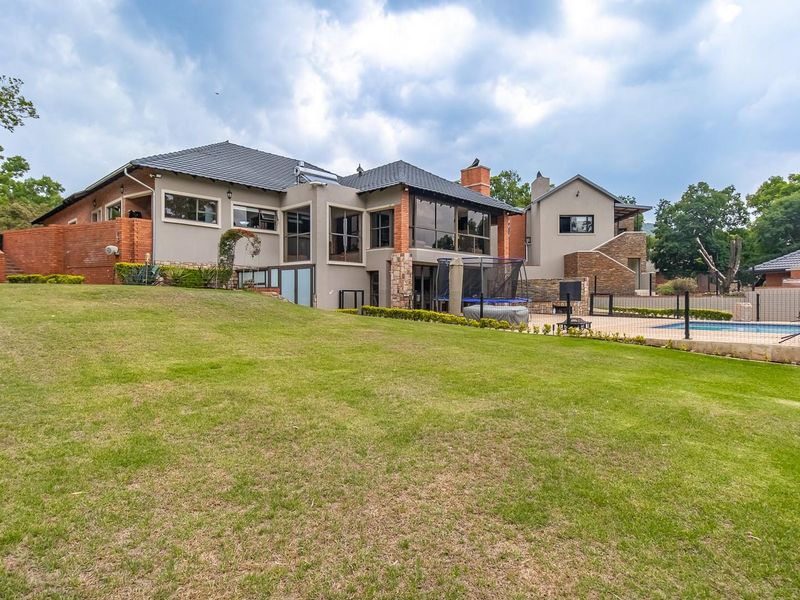 Exceptional 4-Bedroom Home in Prime Position - Ultimate Privacy and Luxury Living - Photo 4