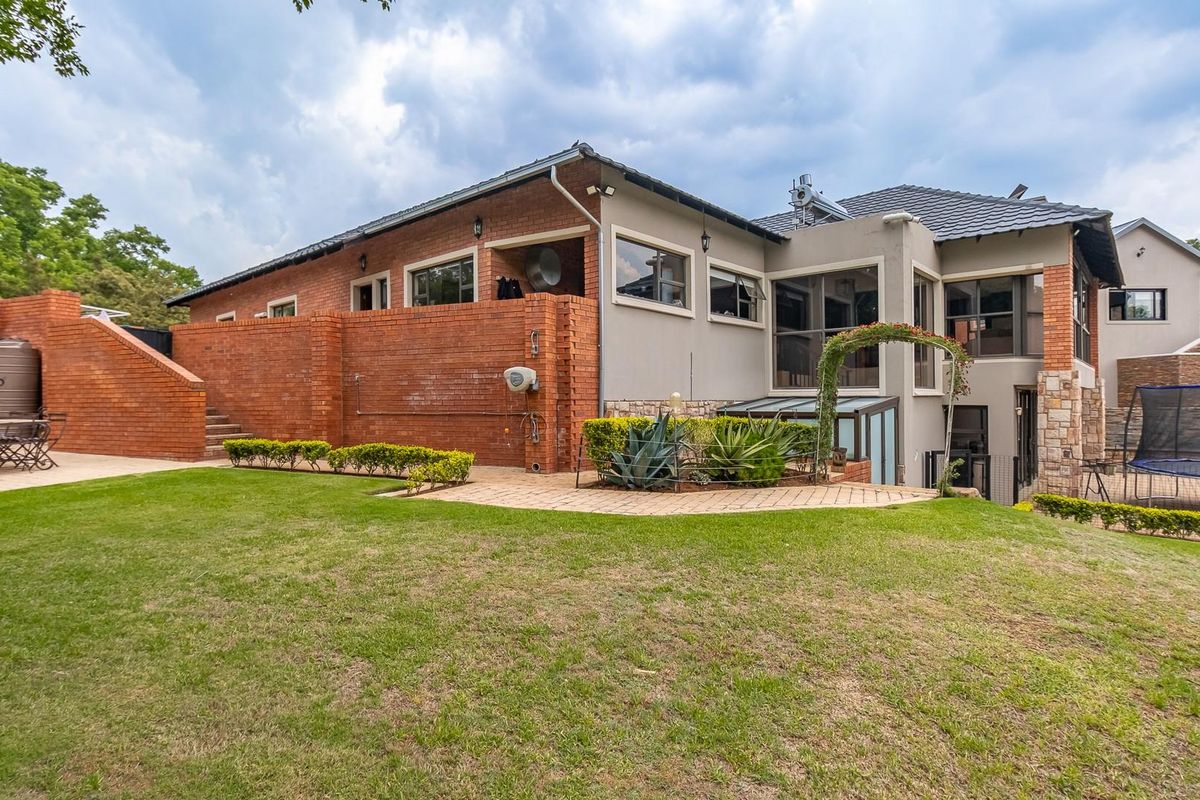 Exceptional 4-Bedroom Home in Prime Position - Ultimate Privacy and Luxury Living - Photo 5