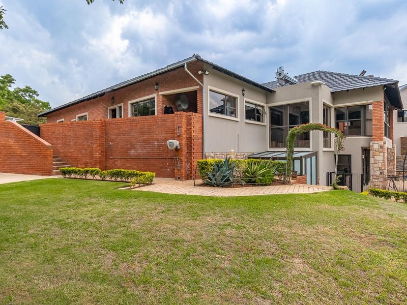 Exceptional 4-Bedroom Home in Prime Position - Ultimate Privacy and Luxury Living - Photo 5