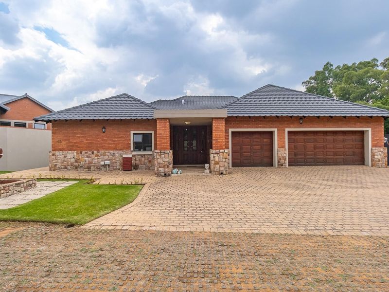 Exceptional 4-Bedroom Home in Prime Position - Ultimate Privacy and Luxury Living - Photo 9