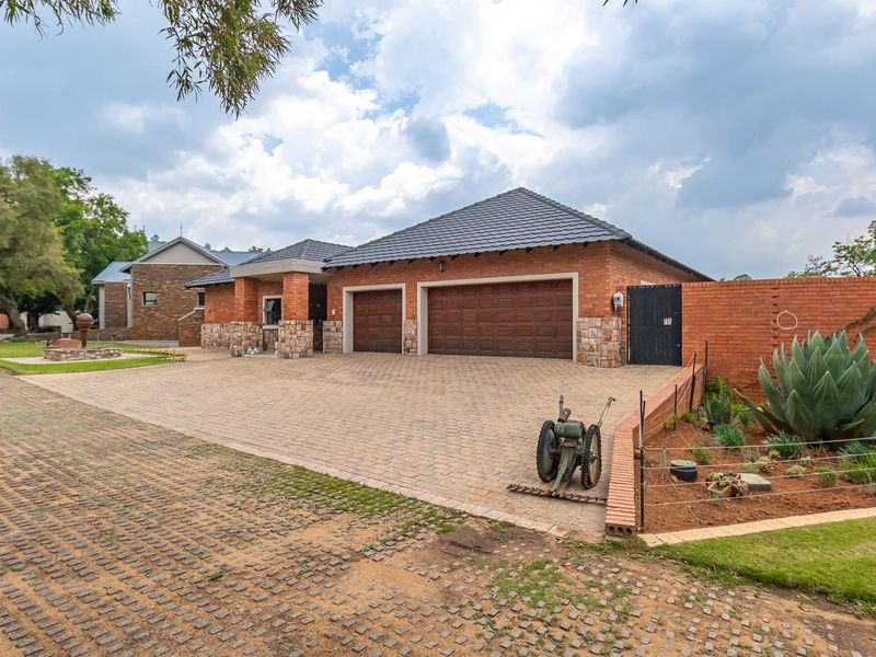 Exceptional 4-Bedroom Home in Prime Position - Ultimate Privacy and Luxury Living - Photo 8