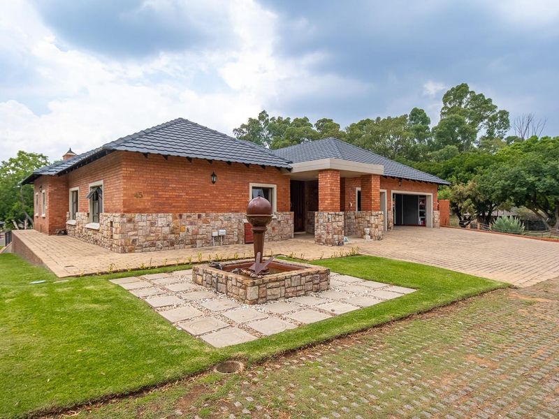 Exceptional 4-Bedroom Home in Prime Position - Ultimate Privacy and Luxury Living - Photo 7