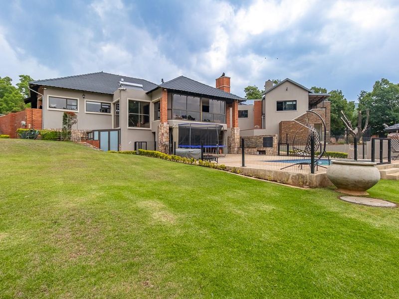 Exceptional 4-Bedroom Home in Prime Position - Ultimate Privacy and Luxury Living - Photo 6