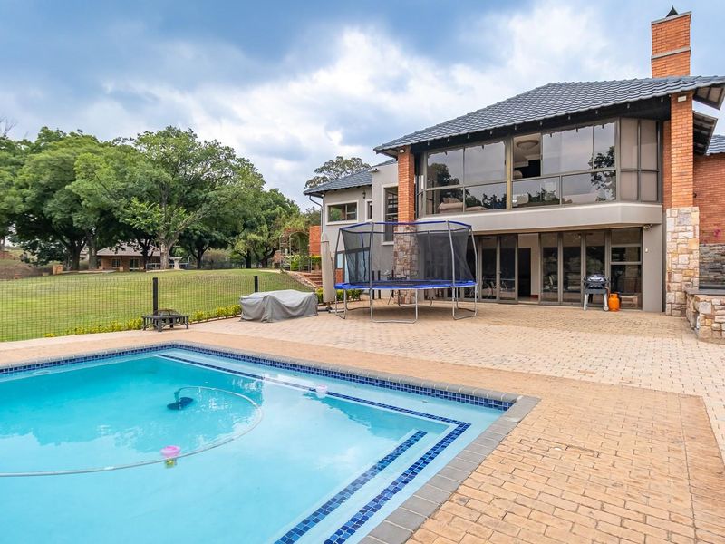 Exceptional 4-Bedroom Home in Prime Position - Ultimate Privacy and Luxury Living - Photo 1