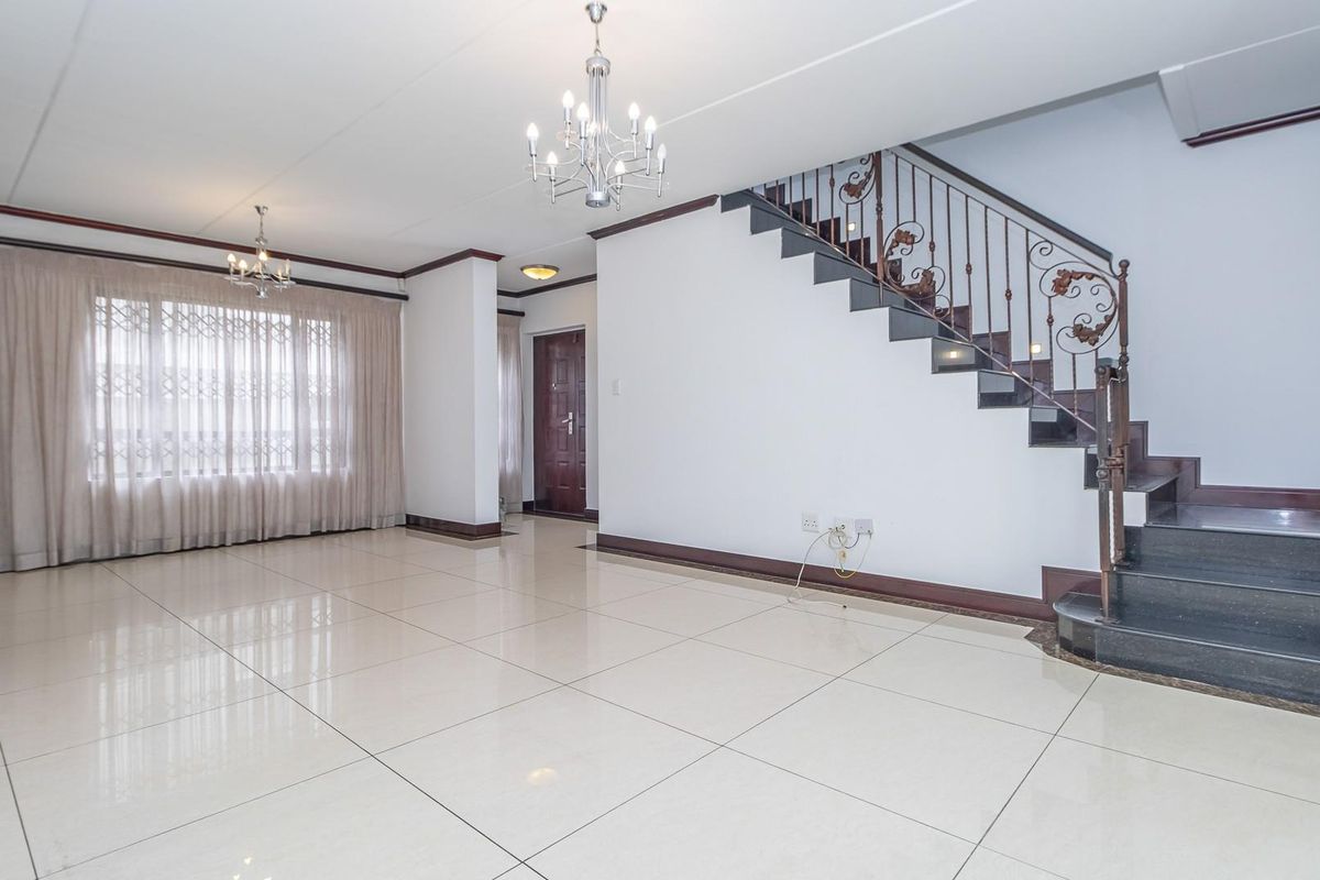 Comfortable, modern lifestyle, 3-Bedroom Cluster in Sought-After Secure Complex - Photo 3