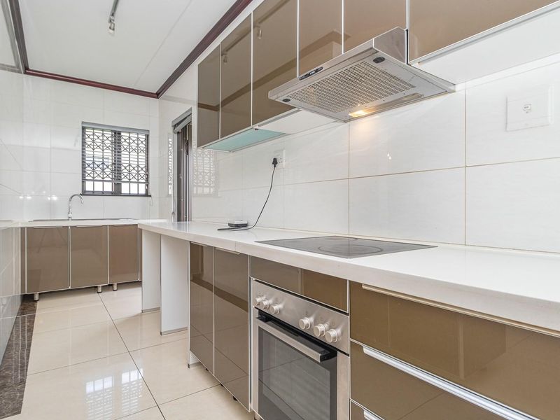 Comfortable, modern lifestyle, 3-Bedroom Cluster in Sought-After Secure Complex - Photo 9