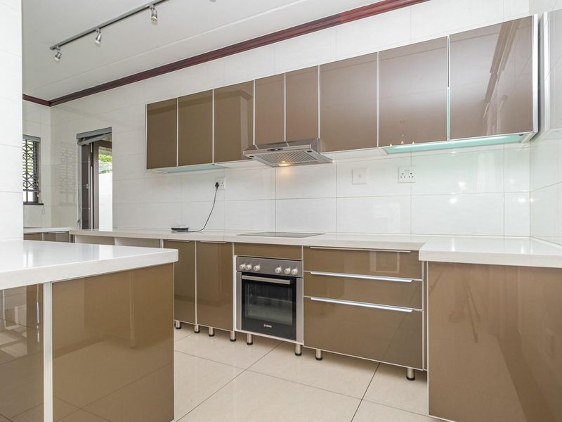 Comfortable, modern lifestyle, 3-Bedroom Cluster in Sought-After Secure Complex - Photo 8