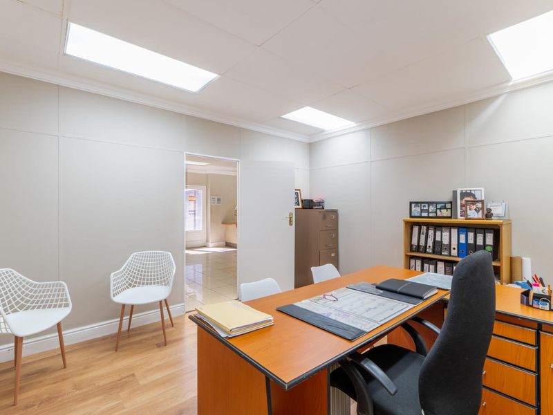 Prime Commercial Office Space - Ideal for Salon or Doctors' Rooms | Main Road, Paarl - Photo 10