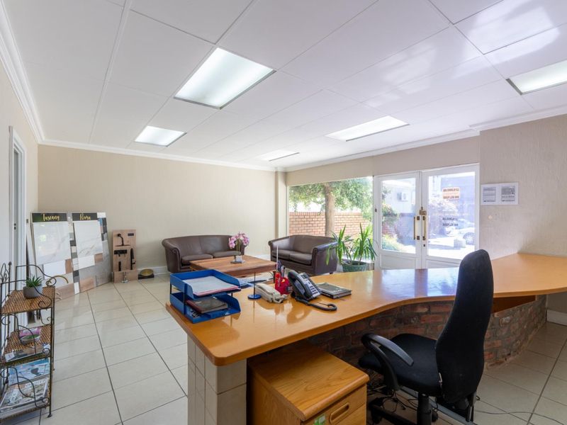 Prime Commercial Office Space - Ideal for Salon or Doctors' Rooms | Main Road, Paarl - Photo 6