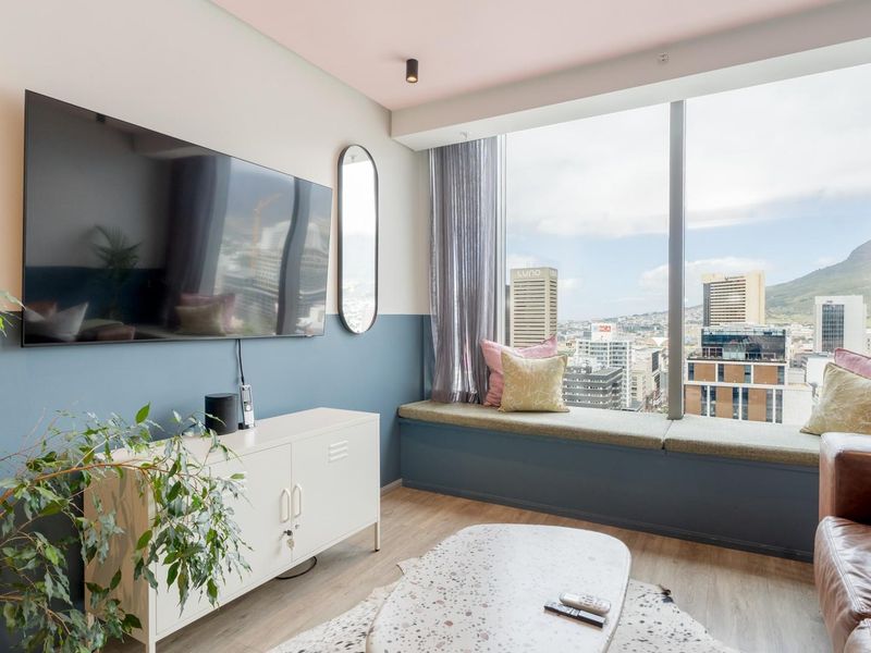 Penthouse Perfection and Luxury City Living with Iconic Cape Town Views - Photo 5