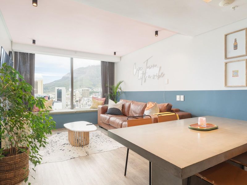 Penthouse Perfection and Luxury City Living with Iconic Cape Town Views - Photo 2
