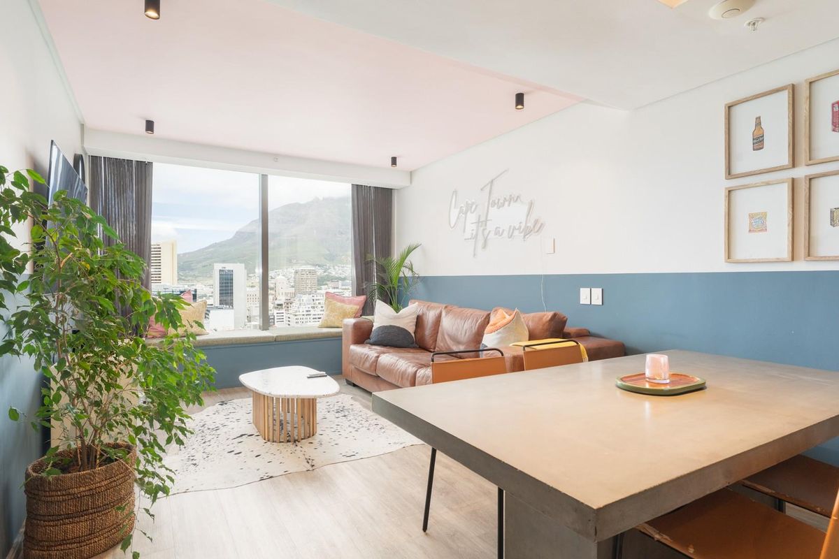 Penthouse Perfection and Luxury City Living with Iconic Cape Town Views - Photo 2
