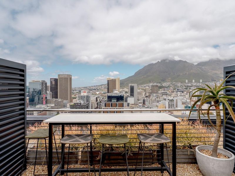 Penthouse Perfection and Luxury City Living with Iconic Cape Town Views - Photo 1
