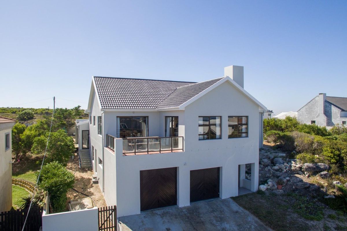 Modern 4 Bedroom coastal home with panoramic ocean views in Struisbaai - Photo 3